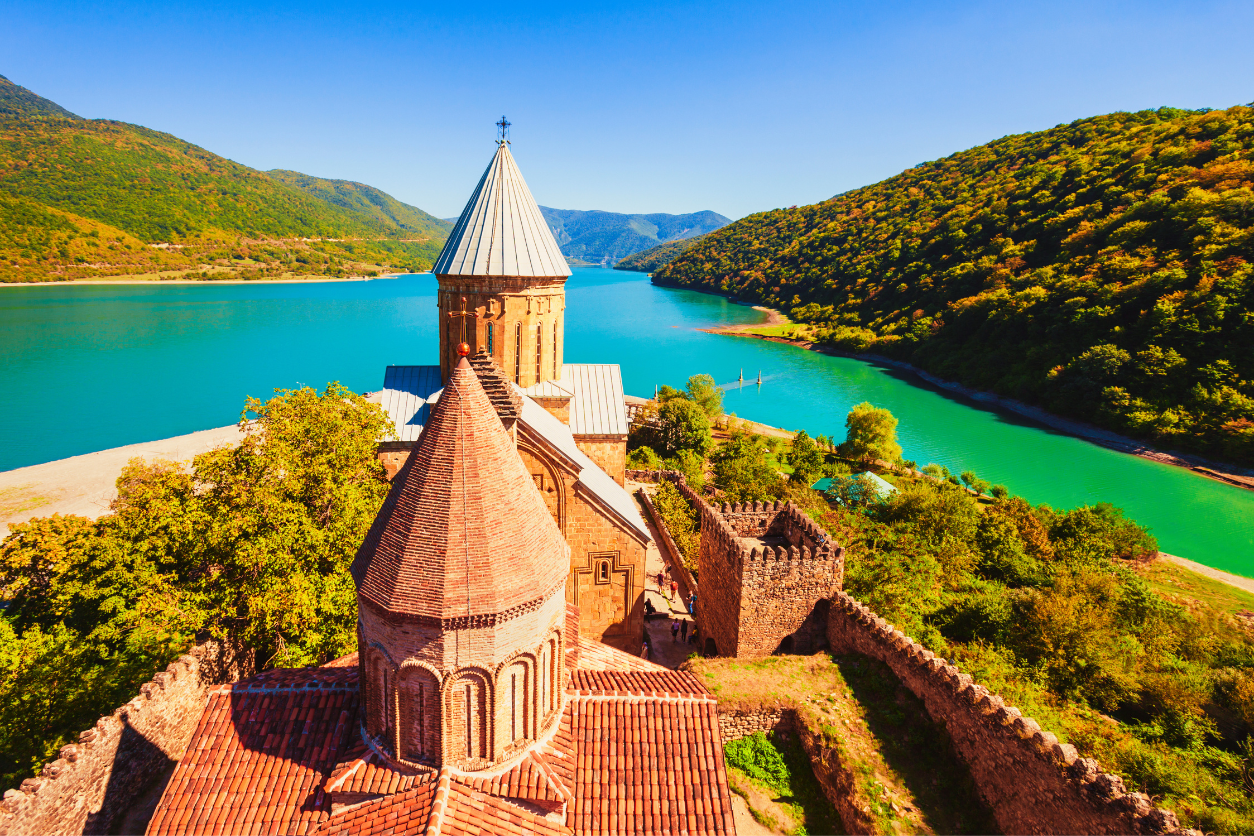 TBILISI – ANANURI – GUDAURI – GERGETI - STEPANTSMINDA – TBILISI(D/A/-)