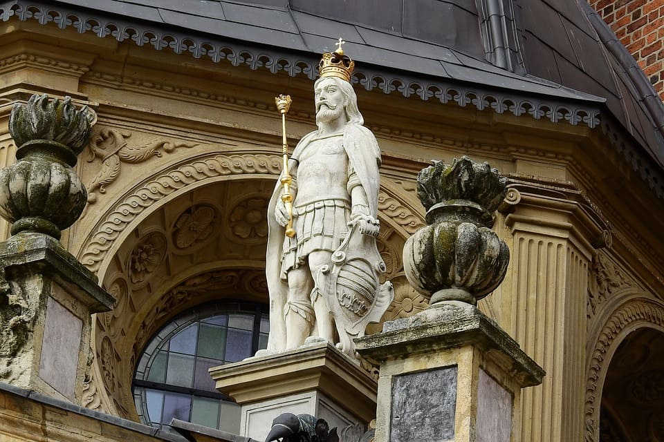 CIUDAD DE ORIGEN – CRACOVIA (-/-/-)